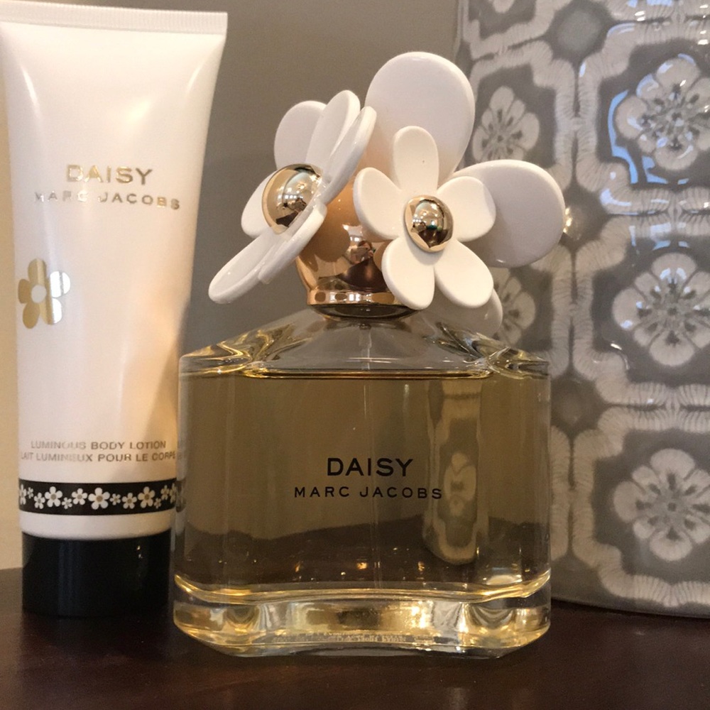 3.4oz Marc Jacobs Daisy Perfume with Body Lotion